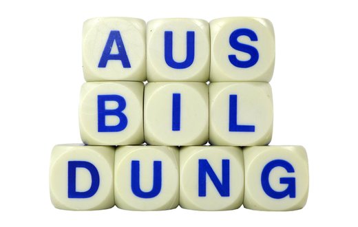 Würfel mit Buchstaben bilden das Wort 'AUSBILDUNG' in blauer Schrift.