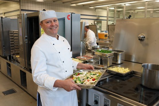Küchenchef Andreas Schäfer in der Küche in Nürnberg