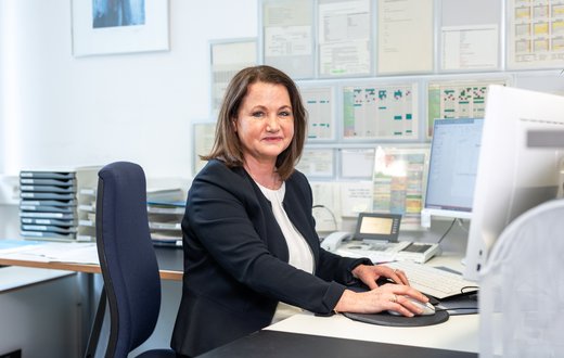Chefarztsekretärin Helga Roth sitzt am Schreibtisch im Büro der Klinik.