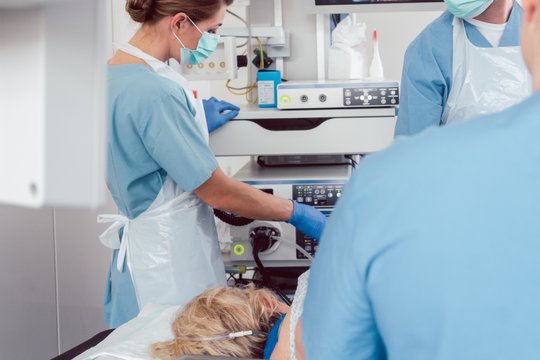 Medizinisches Team führt eine Endoskopie im Krankenhaus durch.