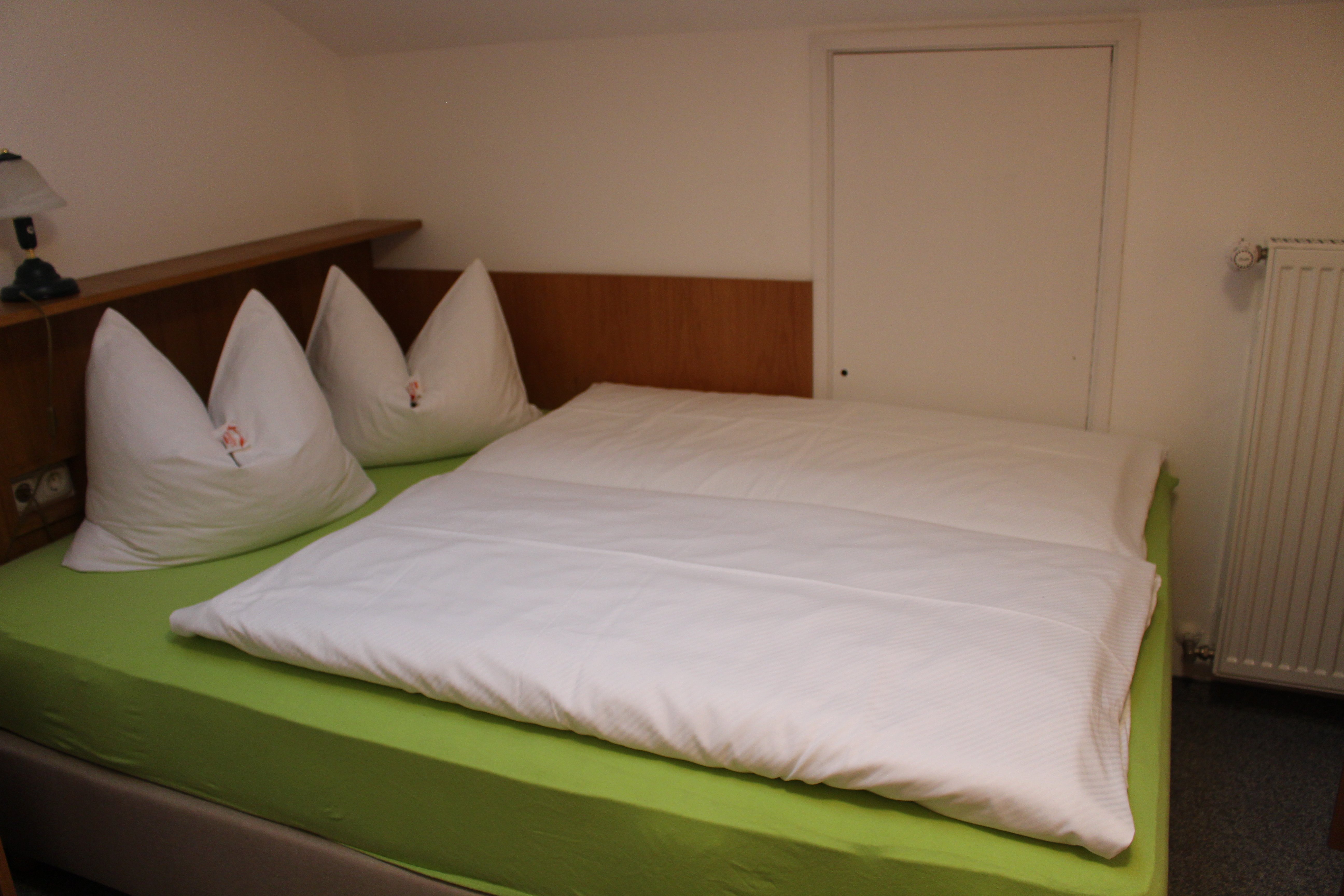 Ein Bett im Martha-Maria-Hotel Hohenschwangau.