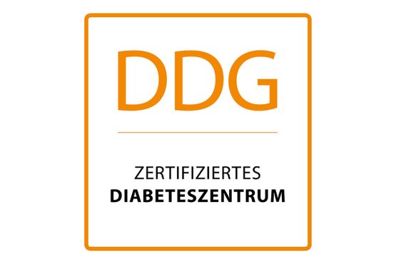 Logo des DDG zertifizierten Diabeteszentrums, orange Schrift auf weißem Hintergrund.