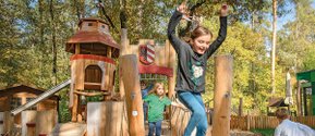 Ein Mädchen springt von der Spielburg in der Martha-Maria Kindertagesstätte in Nürnberg.