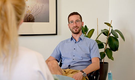 Therapeut im Gespräch mit Patientin in Klinik für Psychosomatik, Freudenstadt.