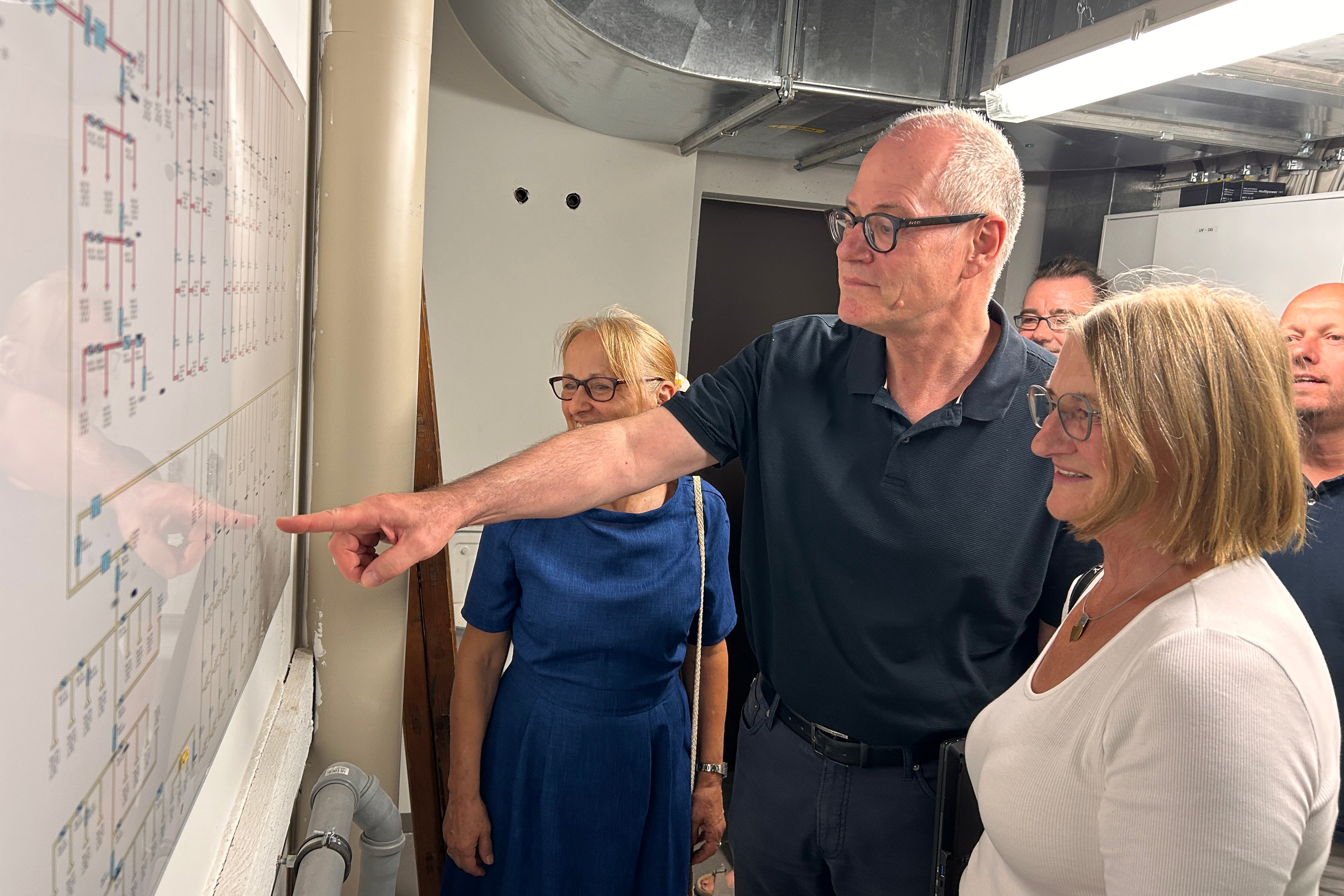 Gruppe von Personen inspiziert Pläne im Seniorenzentrum Martha-Maria.