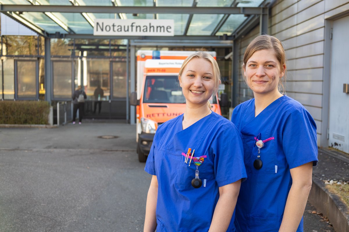 Zwei Krankenschwestern vor der Notaufnahme des Diakoniewerks Martha-Maria.