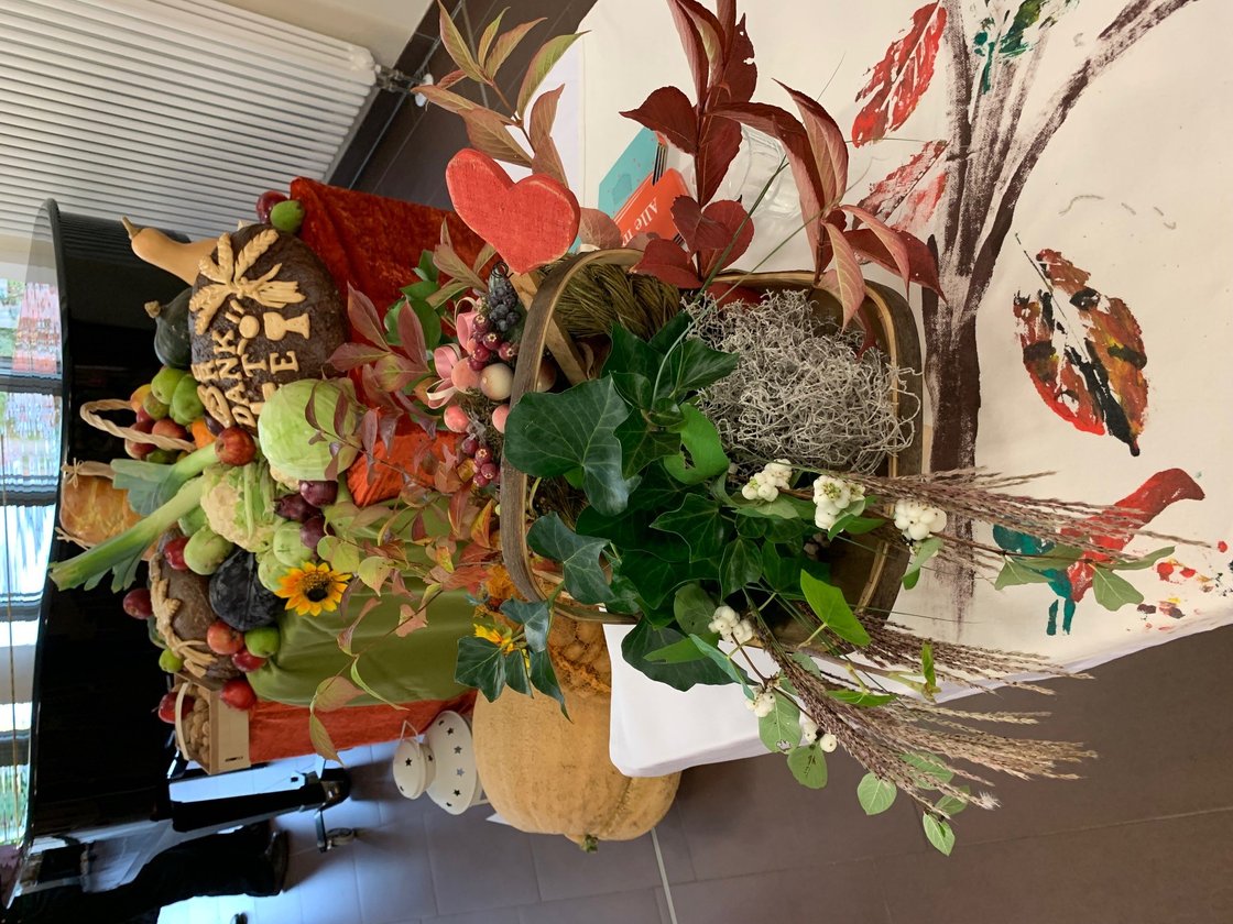 Herbstliche Dekoration mit Blumen und Früchten im Seniorenzentrum Eckental.