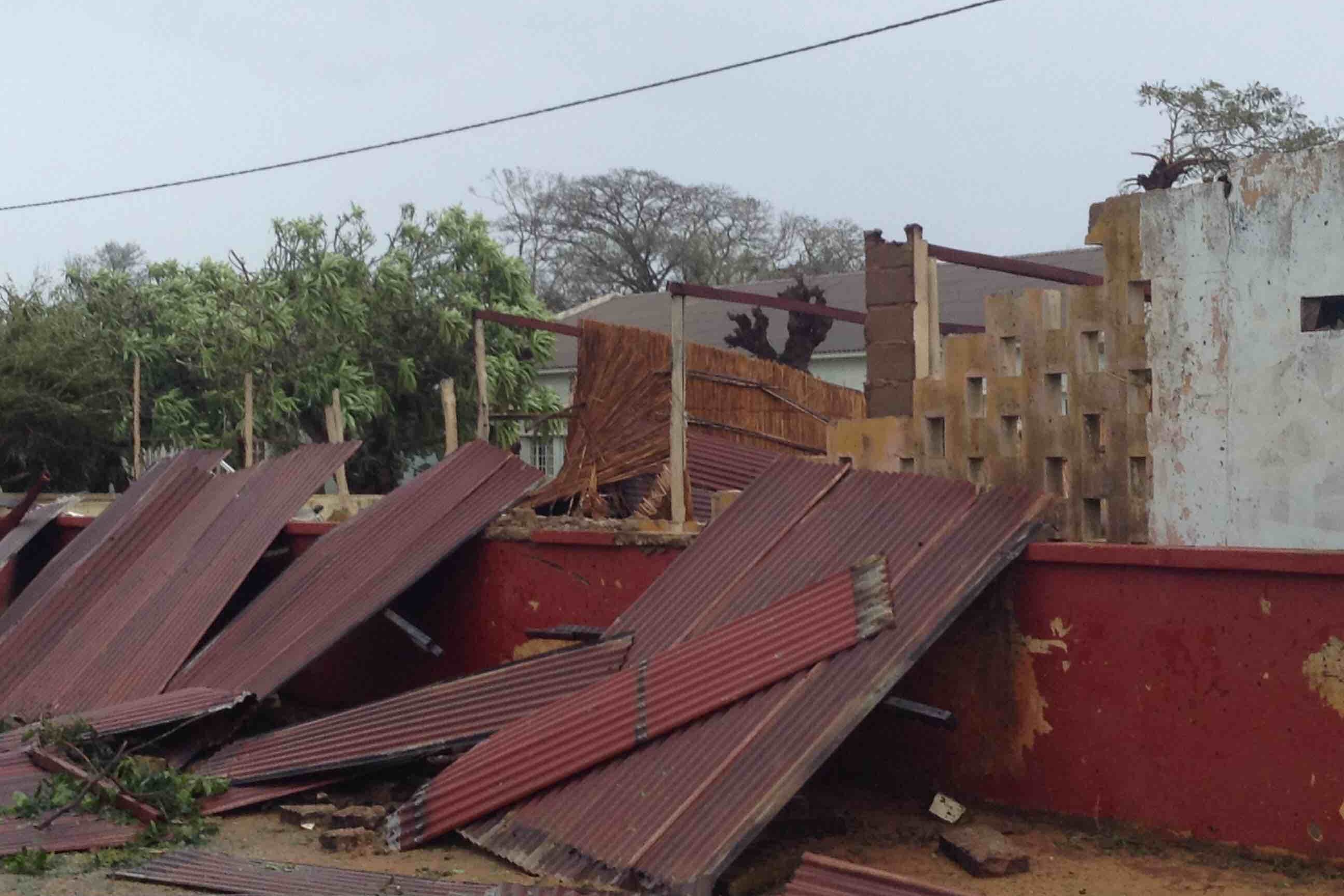 Zerstörtes Dach und beschädigte Wände nach einem Sturm in Mosambik.