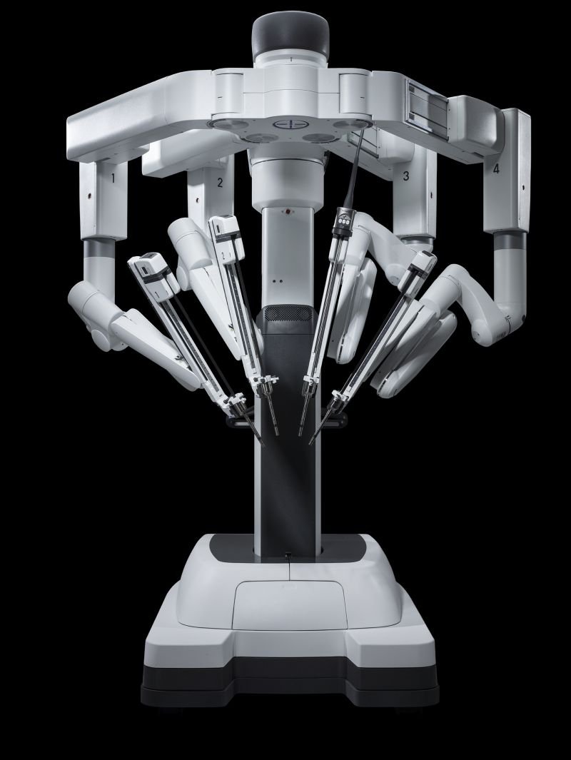Da Vinci Xi Operationsroboter mit vier beweglichen Armen vor schwarzem Hintergrund.