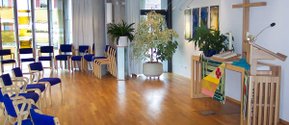 Gottesdienst-Raum mit blauen Stühlen im Seniorenzentrum Lichtenstein-Honau.