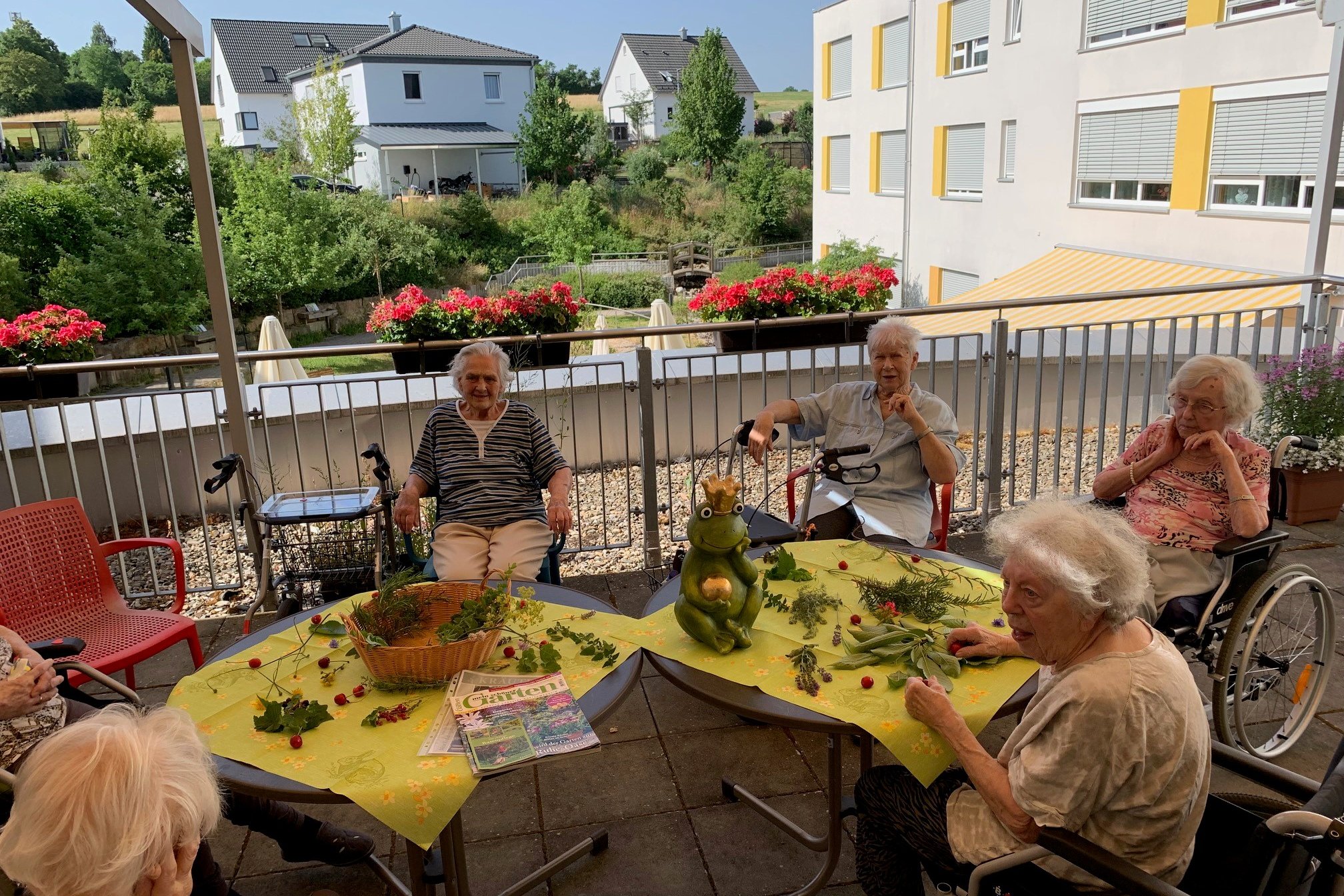 Seniorinnen im Garten des Seniorenzentrums Eckental, genießen sonnigen Nachmittag.