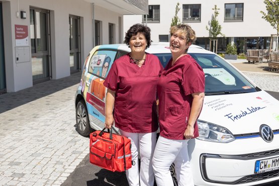 Zwei Mitarbeitende in der Diakoniestation Hochdorf des Seniorenzentrum Martha-Maria Nagold-Hochdorf