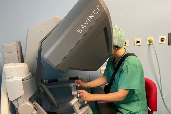 Chirurgin bedient Da Vinci Roboter für minimalinvasive Operationen im Krankenhaus.