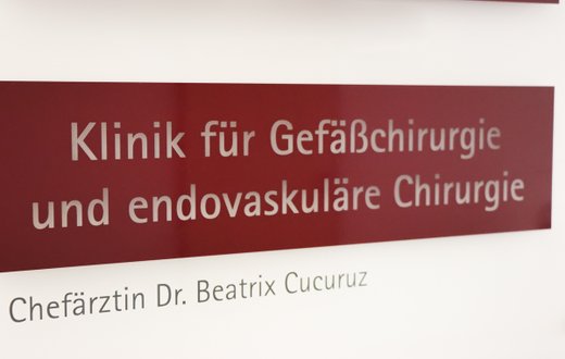 Das Schild der Klinik für Gefäßchirurgie und endovaskuläre Chirurgie am Krankenhaus Martha-Maria Nürnberg