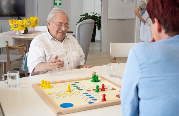 Betreuung mit "Mensch ärgere dich nicht" im Seniorenzentrum Martha-Maria Nagold-Hochdorf