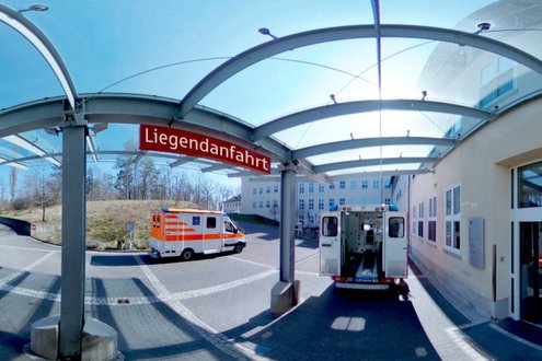 Krankenhaus Martha-Maria Halle-Dölau, Liegendanfahrt mit Rettungswagen.