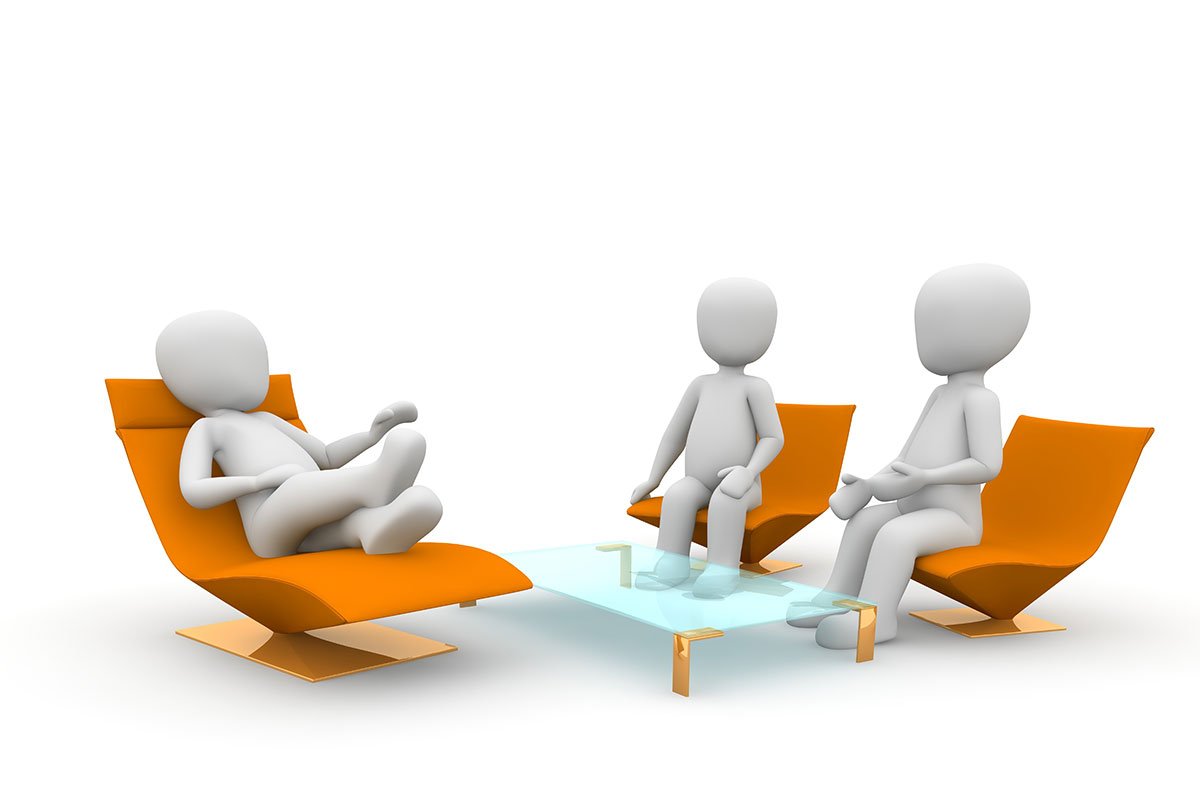 Drei 3D-Figuren auf orangefarbenen Sesseln in Gesprächssituation.