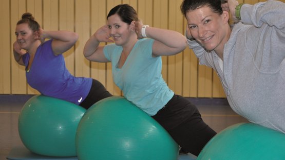Rückenschule in Sporthalle der Klinik Hohenfreudenstadt