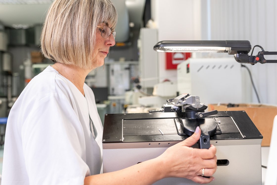 Eine MTLA bei der pathologischen Diagnostik im MVZ Pathologie am Krankenhaus Martha-Maria St. Theresien