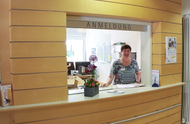 Sabine Eckert am Empfang des Seniorenzentrums Martha-Maria Nürnberg