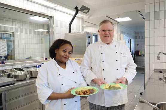 Küchenleiter Steffen Franke kocht Mittagessen