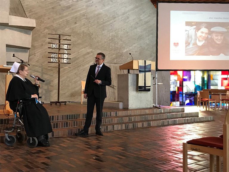 Schwester Gerda Fischer und Direktor Dr. Hans-Martin Niethammer im Gespräch.