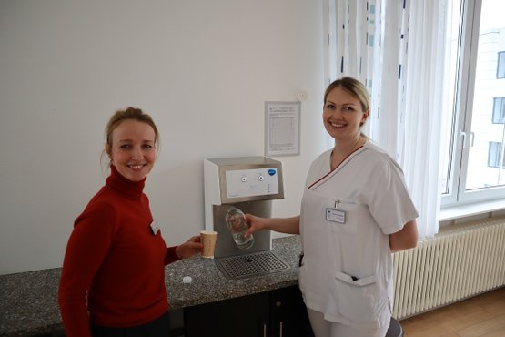 Die stellvertretende Pflegedienstleitung Christine Huhnt vor einem Trinkbrunnen im Krankenhaus Martha-Maria Nürnberg