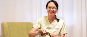Nikola Gassmann bei der Zubereitung von Duftölen im Seniorenzentrum Martha-Maria Lichtenstein-Honau.