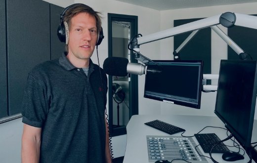 Prof. Dr. Wolfgang Wüst im Studio beim Funkhaus in Nürnberg bei einer Podcast-Aufzeichnung