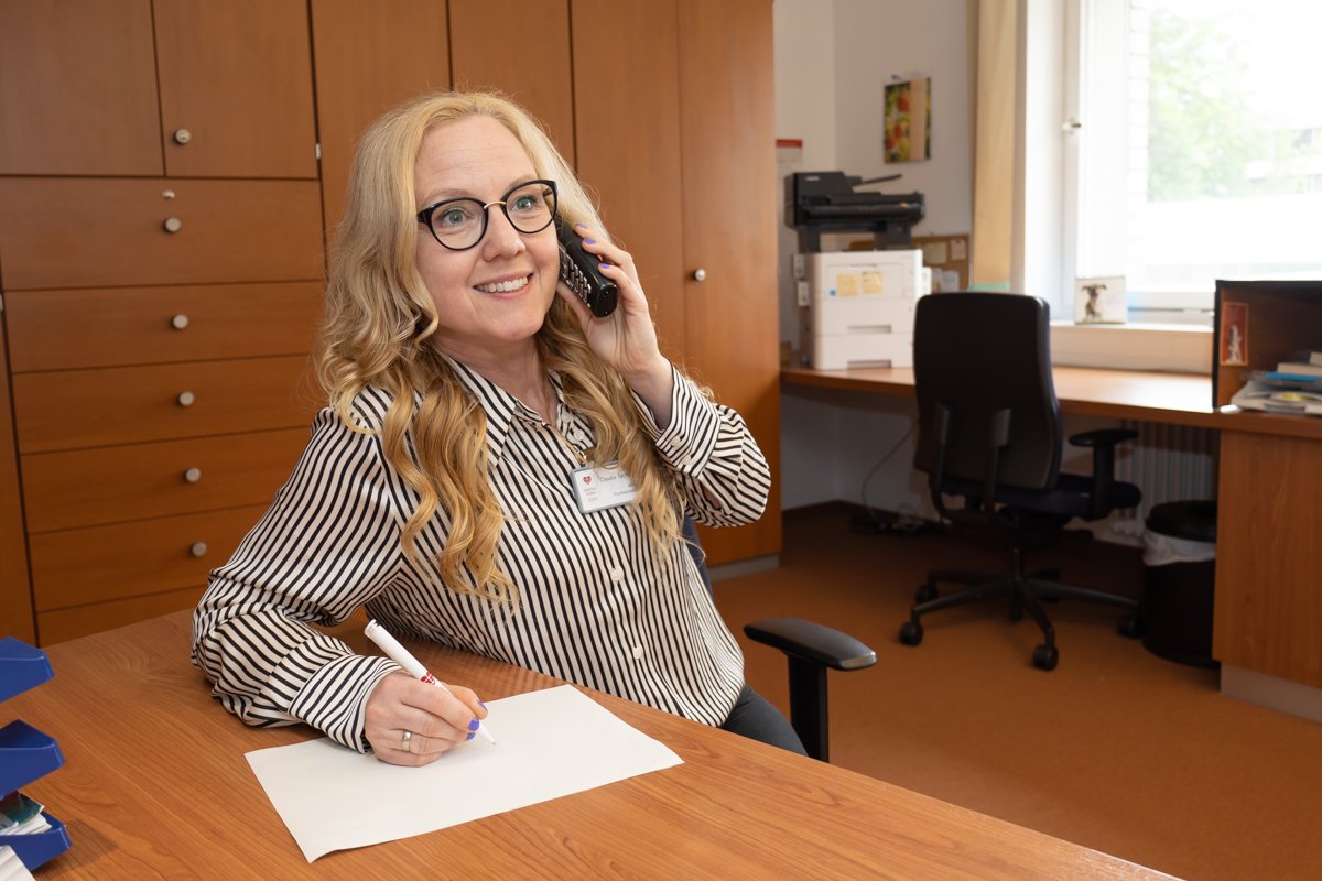 Claudia Tamme am Telefon im MVZ Martha-Maria Psychosomatik