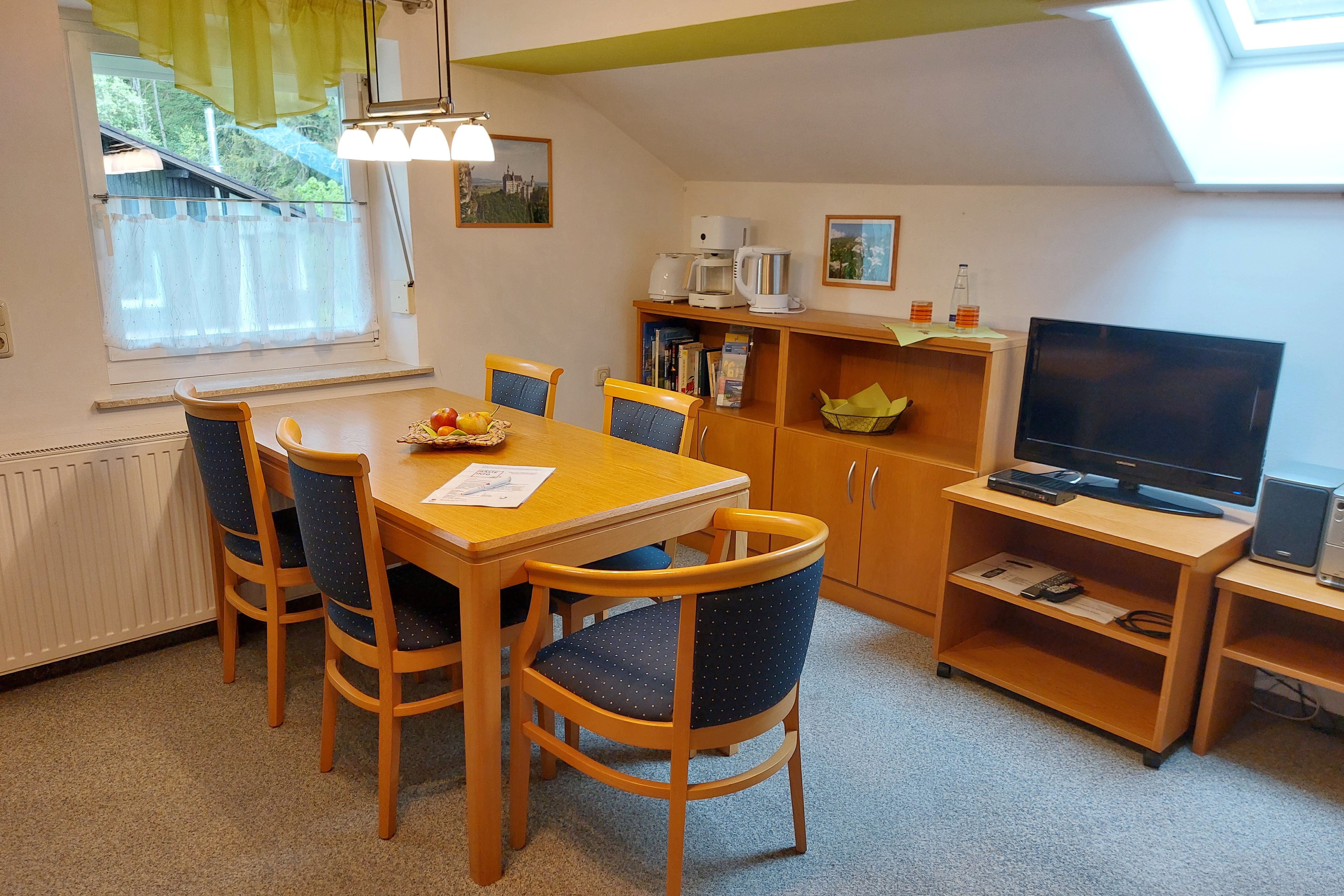 Der Essbereich in einer Ferienwohnung im Martha-Maria-Hotel Hohenschwangau.