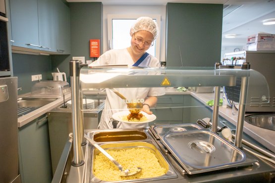 Ausgabe von Mittagessen im Seniorenzentrum Martha-Maria Nagold-Hochdorf
