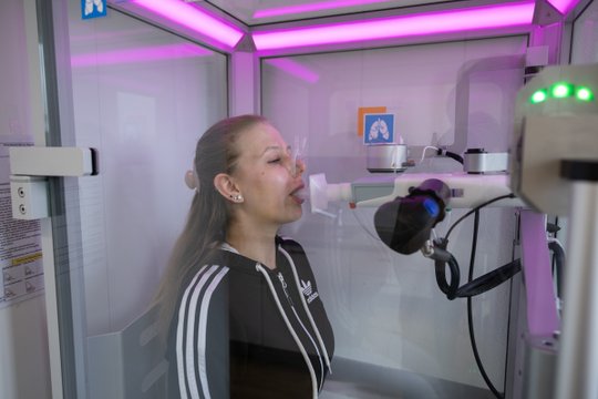 Patientin bei Lungenfunktionstest im Lungenzentrum München.