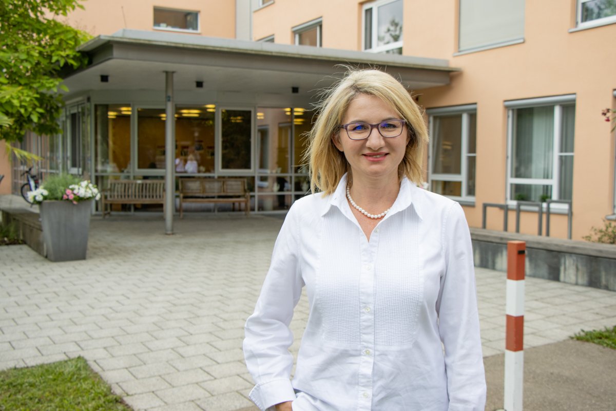 Einrichtungsleitung Elena Schweizer vor dem Seniorenzentrum Nagold
