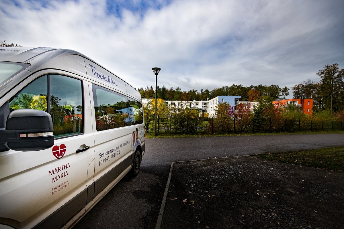 Ein Bus vor dem Seniorenzentrum Martha-Maria Wüstenrot