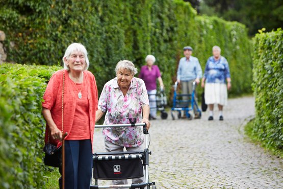 Geronto-psychiatrische Pflege im Garten des Seniorenzentrum Nagold