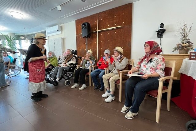 Senioren im Eckentaler Zentrum bei einer Gemeinschaftsaktivität, fröhliche Atmosphäre.