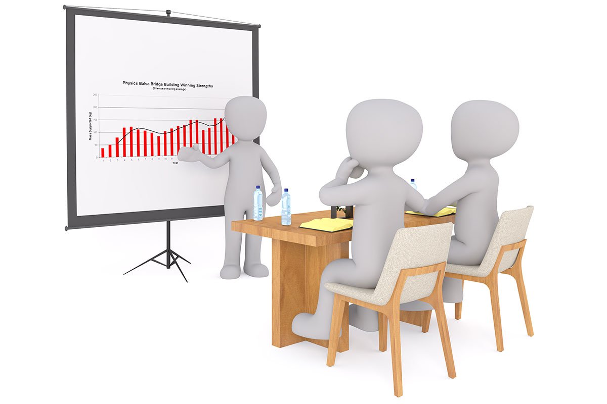 3D-Figur präsentiert Diagramm, symbolisiert Schulungssituation vor Publikum.