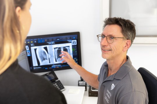 Dr. Hans Huttner im Patientengespräch im MVZ Martha-Maria Lungenzentrum