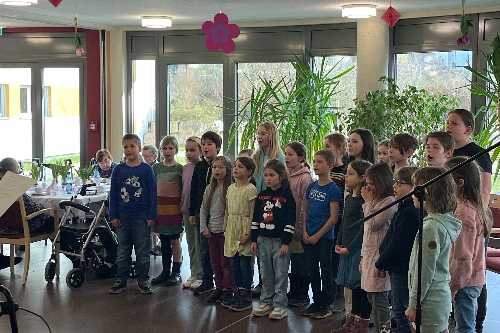 Kinderchor singt für Senioren im Seniorenzentrum Eckental, fröhliche Atmosphäre.