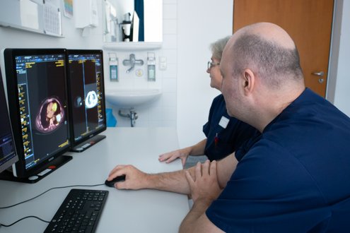 Dr. Nikoloas Tsalos im ärztlichen Beratungsgespräch in der Thoraxchirurgie im Krankenhaus Martha-Maria München