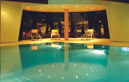 Hallenbad mit Liegestühlen, entspannende Atmosphäre in der Klinik Hohenfreudenstadt.