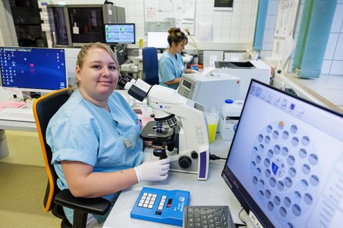 Eine Laborassistentin im Institut für Laboratoriumsmedizin am Krankenhaus Martha-Maria Halle-Dölau