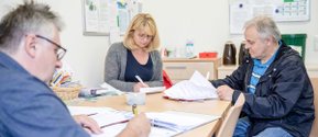 Drei Personen bei einem Beratungsgespräch im Seniorenzentrum Eckental.