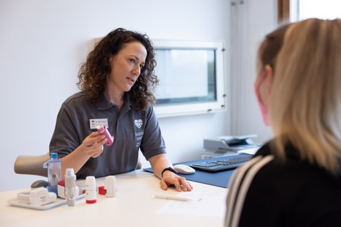 Dr. Marie-Therese Schuster mit einem Asthma-Inhalator