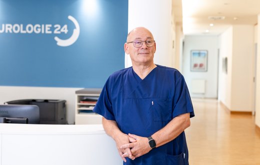 PD Dr. med. Joachim Dörsam, Chefarzt und ärztlicher Gesamtleiter der Urologie 24 gGmbH, am Empfang im MVZ Urologie24