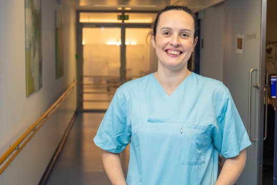 Eine Pflegefachkraft im Krankenhaus Martha-Maria St. Theresien