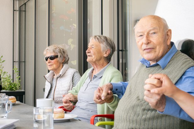 Gemeinsames Singen und Muszieren im Garten im Seniorenzentrum Martha-Maria Nagold-Hochdorf