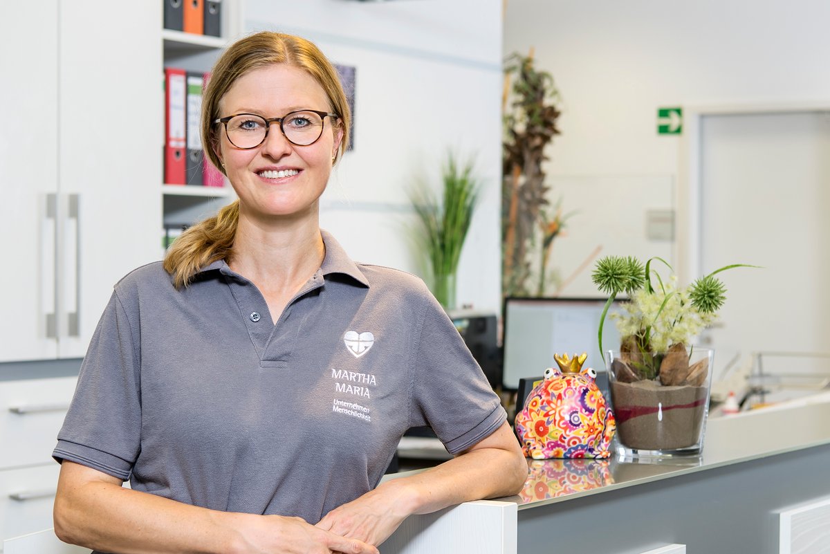 Dr. Sabine Scheuermann am Empfang im MVZ Martha-Maria Praxis Kardiologie