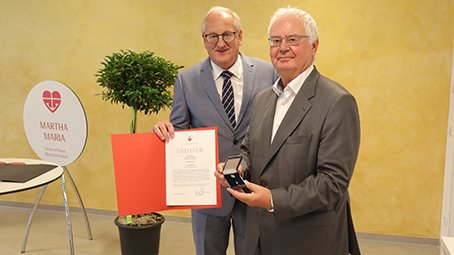 Eine Übergabe bei der Eröffnung des Seniorenzentrum Martha-Maria Hochdorf.